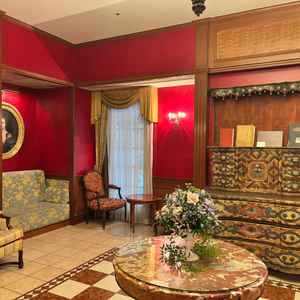 待合室　赤い部屋で映え