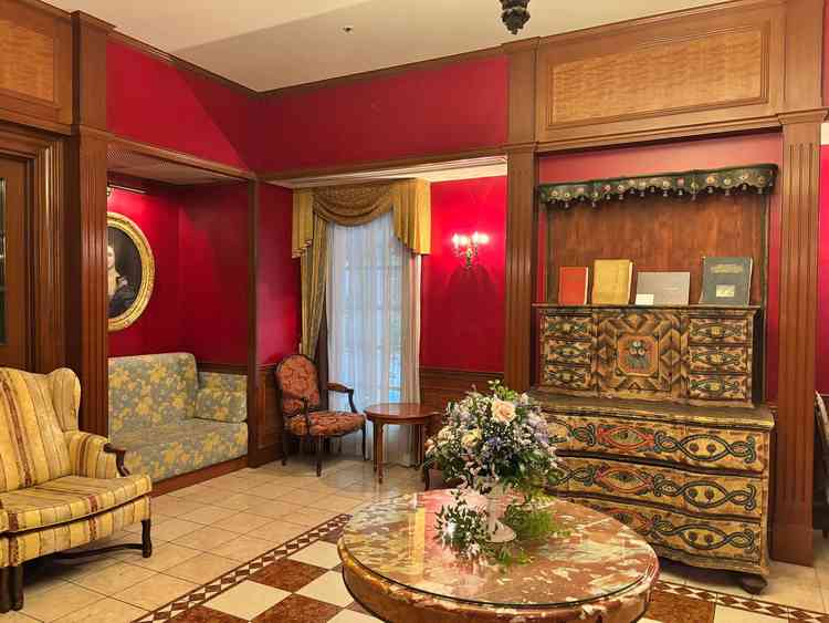 待合室　赤い部屋で映え