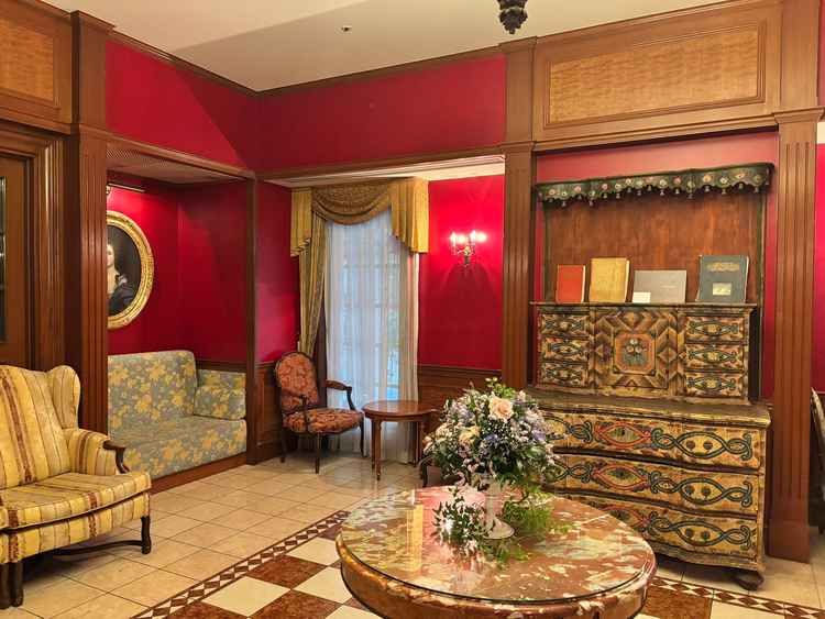 待合室　赤い部屋で映え