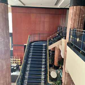 入り口すぐの階段。とても写真映えする。