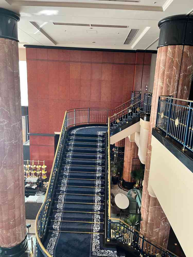 入り口すぐの階段。とても写真映えする。