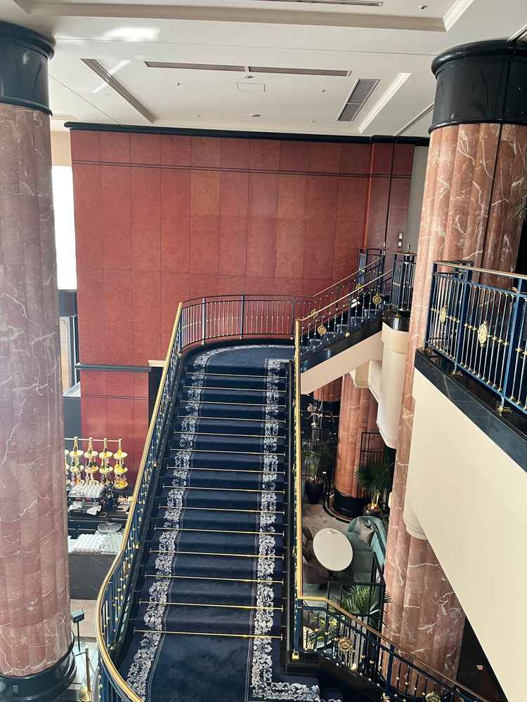 入り口すぐの階段。とても写真映えする。