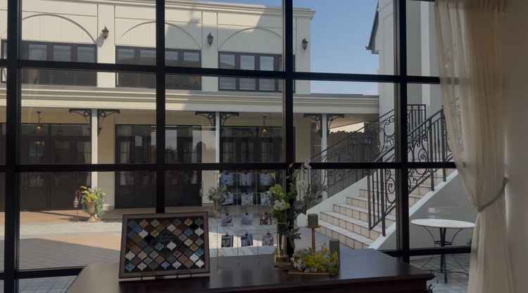 入口入ってすぐの写真です。真ん中に大きな中庭があり、チャペルから出た時に全体写真がキレイに撮れます。