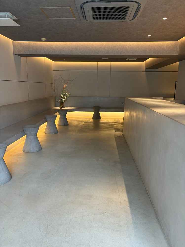 受付ロビーが洗練された雰囲気で素敵でした。持ち込んだものを、いろいろおけるのがいいなと思いました。