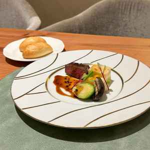 トリュフのソースがかかった牛ステーキのワンプレート。食べやすい味付けで万人受けしそう。