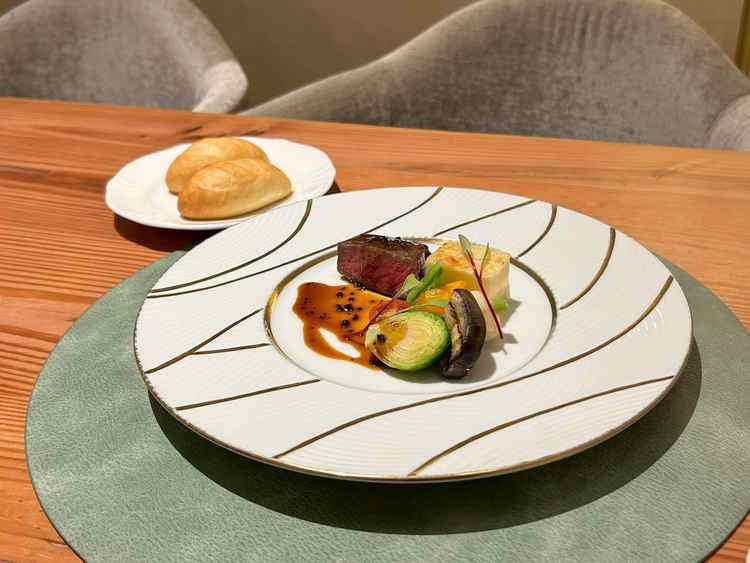 トリュフのソースがかかった牛ステーキのワンプレート。食べやすい味付けで万人受けしそう。