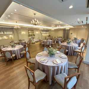 両親席も近くなるよう、あえて横長の会場にしているそうです。