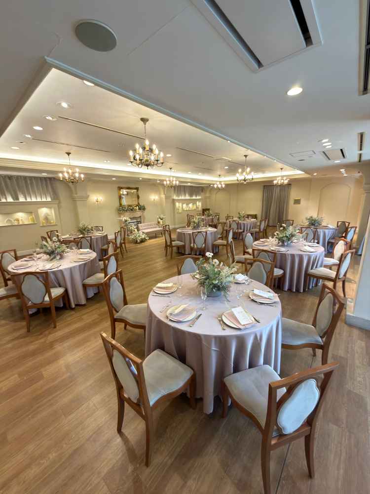 両親席も近くなるよう、あえて横長の会場にしているそうです。