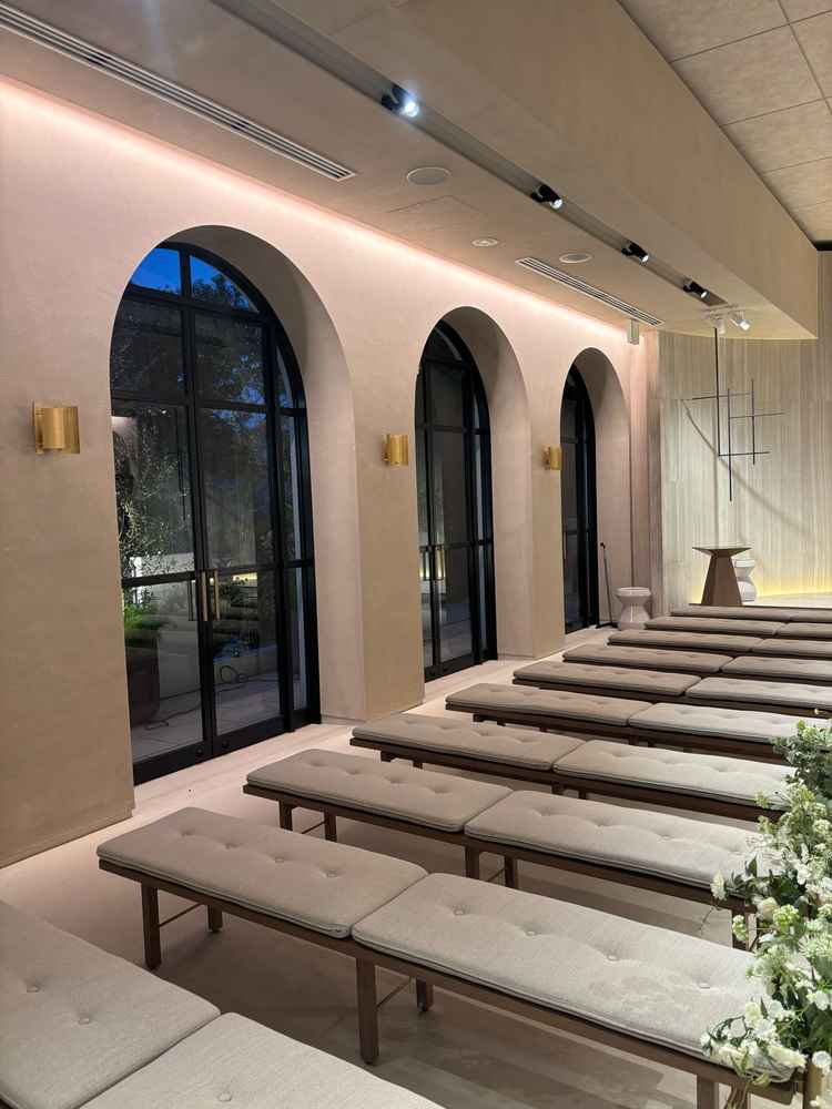 チャペル内。イスには背もたれはなく、後方の顔まで確認できる