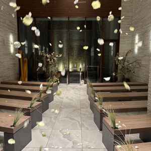 上から花びらを降らせてくれるサービスは、ゲストにとっても撮影等に専念できるためポイント高いです。