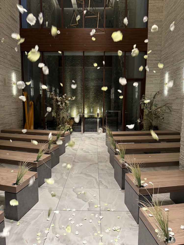 上から花びらを降らせてくれるサービスは、ゲストにとっても撮影等に専念できるためポイント高いです。