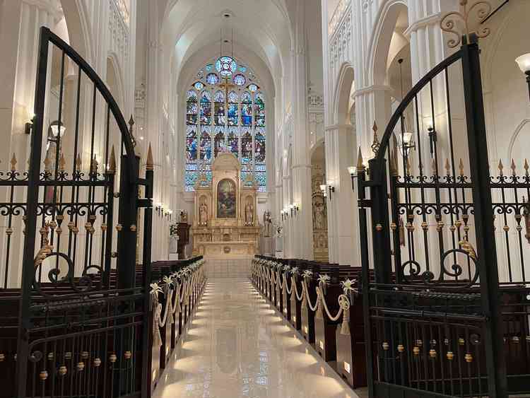 バージンロードが長く、チャペルは縦にも横にも広いです