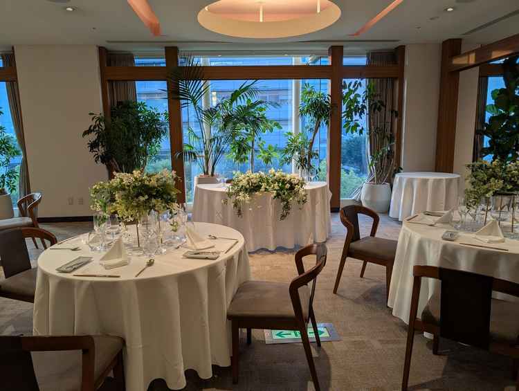 窓が大きく空いているので、開放感があり部屋全体にも両側にスペースがあるので、広々とした感じがあった。