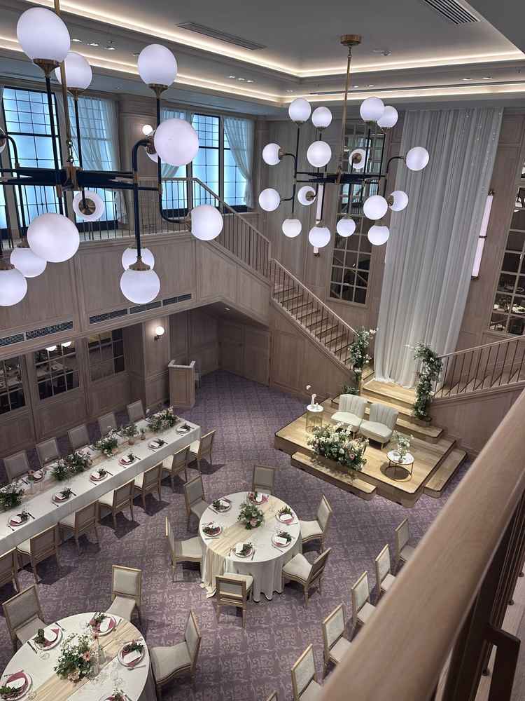 披露宴会場。関西では珍しいY字階段。