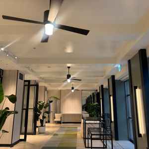 披露宴会場の入口。デザートビュッフェやウェルカムパーティができるスペース。