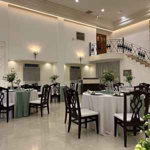 披露宴会場のセッティングがされた状態でゆっくり説明を伺うことができました。テーブルコーデも綺麗でした