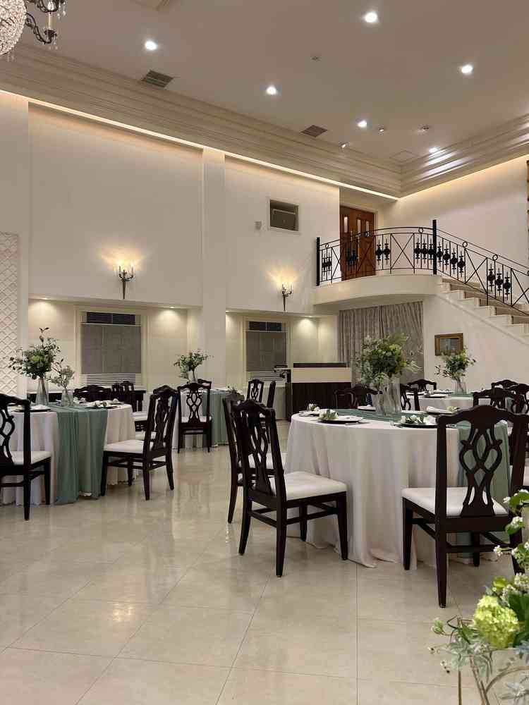 披露宴会場のセッティングがされた状態でゆっくり説明を伺うことができました。テーブルコーデも綺麗でした