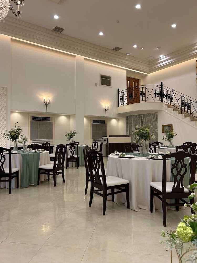 披露宴会場のセッティングがされた状態でゆっくり説明を伺うことができました。テーブルコーデも綺麗でした