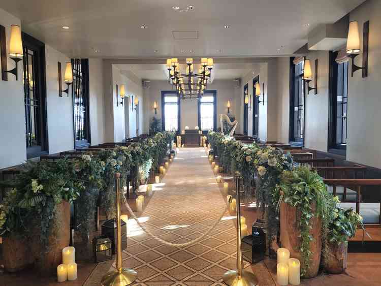 天井は低いものの奥行きがあり外の光と景色が見えるのが魅力的でした。