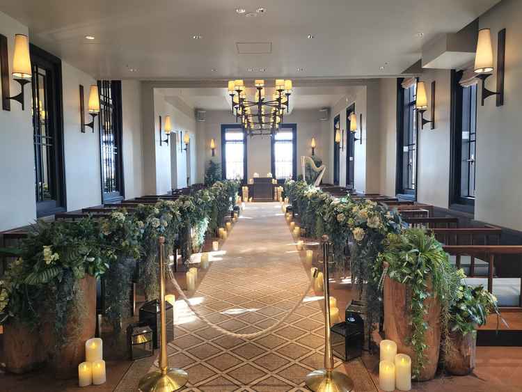 天井は低いものの奥行きがあり外の光と景色が見えるのが魅力的でした。