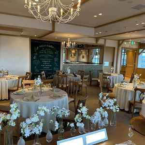 披露宴会場。オープンキッチンがある。