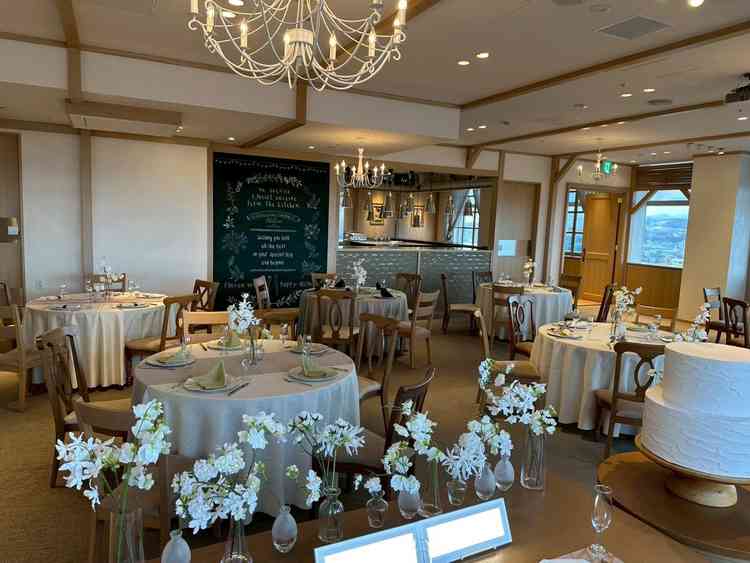 披露宴会場。オープンキッチンがある。