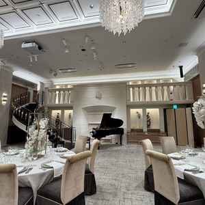 披露宴会場。ここにプロジェクトマッピングをしたり、階段入場が可能。