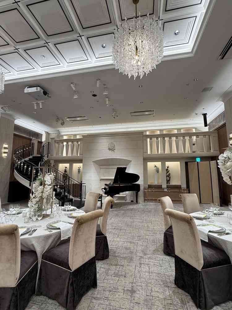 披露宴会場。ここにプロジェクトマッピングをしたり、階段入場が可能。