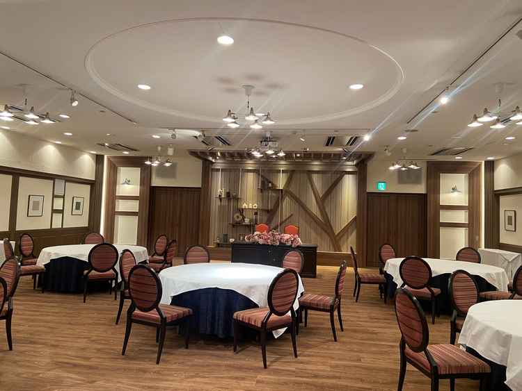 いくつか会食会場がある中の一つ目の会場。ウッド調のナチュラルな雰囲気が良かった。