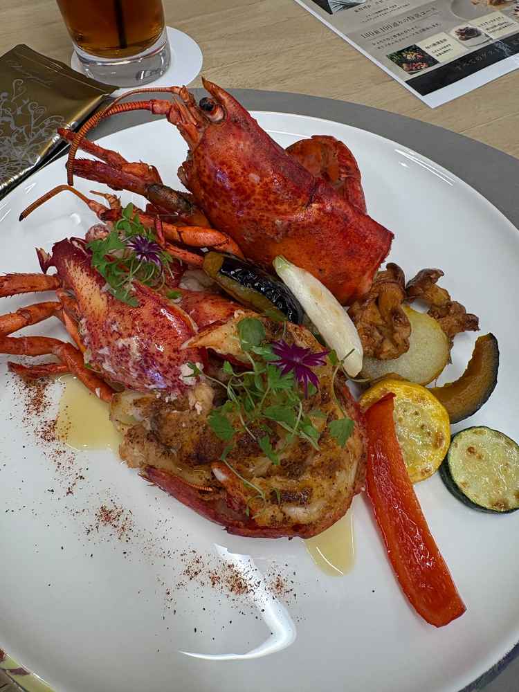 料理の試食で頂いたオマール海老です。とてもいい香りがして味もとても美味しかったです。