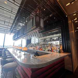 barの写真。ここでお酒を提供しゲストたちが自由に楽しんでもらえる空間。