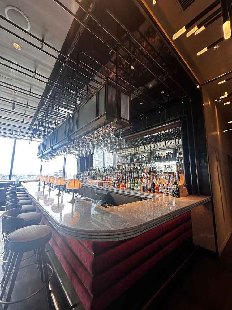 barの写真。ここでお酒を提供しゲストたちが自由に楽しんでもらえる空間。