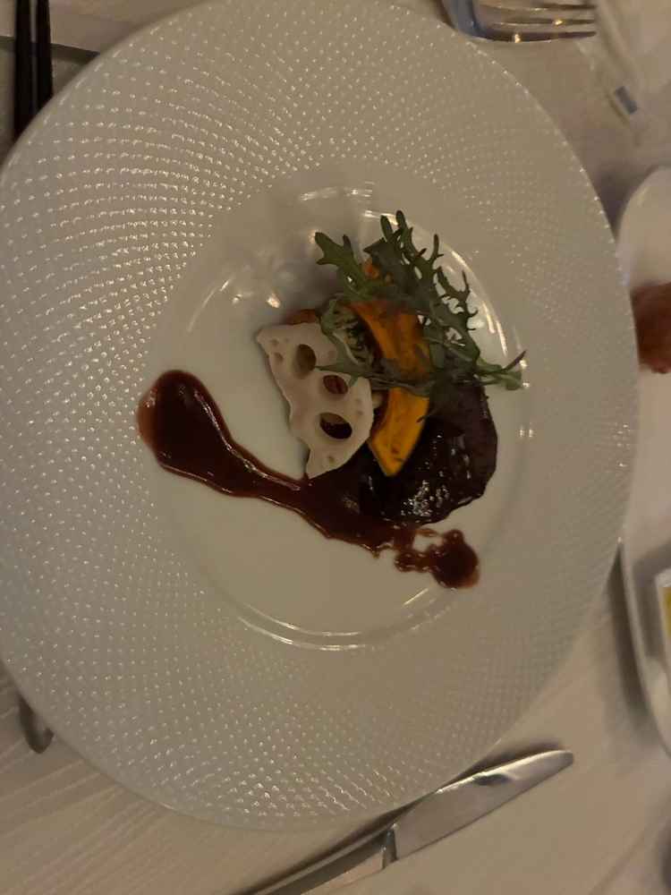 メインの肉料理の写真です。こだわりが詰まっており美味しかったです。