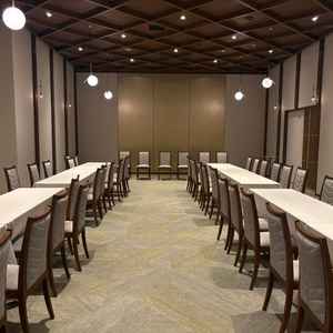 ゲストの控室。人数が多くいても問題ないくらいの広さでした。