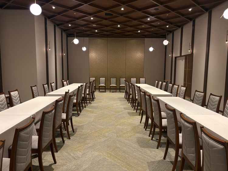 ゲストの控室。人数が多くいても問題ないくらいの広さでした。