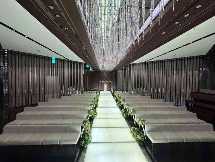 チャペルがとても華やかな感じで座席の背もたれがないため後ろの人にも見やすく考慮されているのが良い。