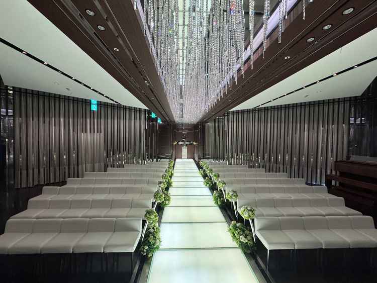 チャペルがとても華やかな感じで座席の背もたれがないため後ろの人にも見やすく考慮されているのが良い。