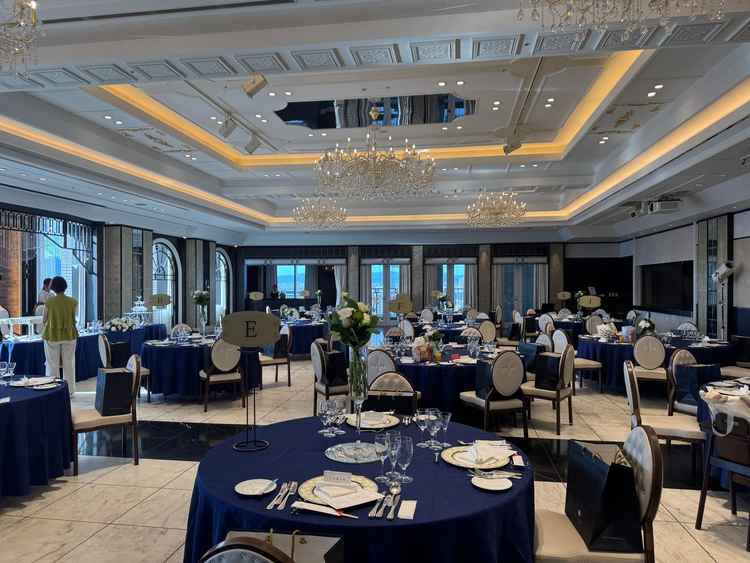 もう一つの披露宴会場。シャンデリアが透明のガラスでキラキラして綺麗