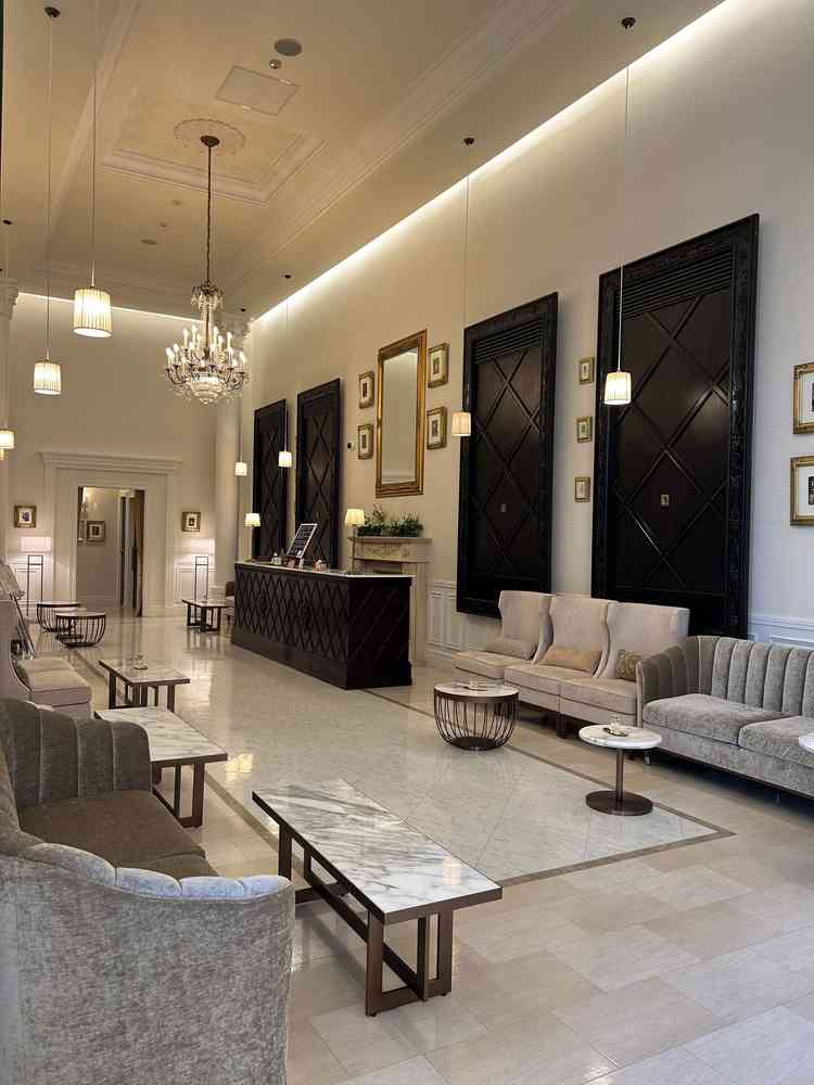 ロビーは長細い四角で、無駄に入り組んでいないため、みんなの顔が見えやすくていいと思いました。