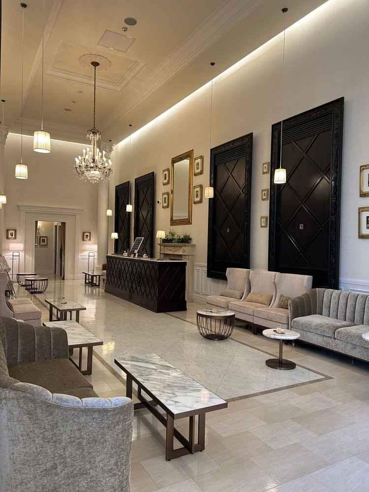 ロビーは長細い四角で、無駄に入り組んでいないため、みんなの顔が見えやすくていいと思いました。