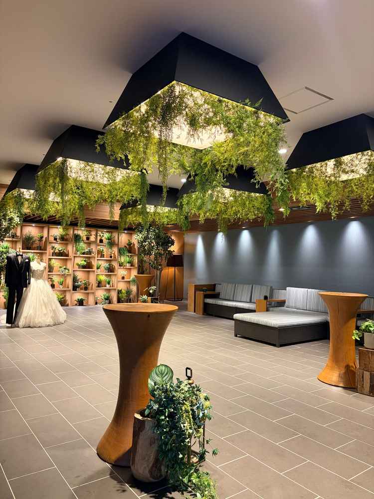 挙式が終わった後の参列者との交流の場が設けられているのは特別感がありました。空間も緑で素敵です。