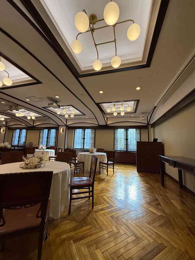 使用頻度の低い披露宴会場が試食の部屋でした。個人的にはこの落ち着いた雰囲気が好きです。