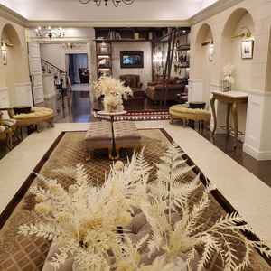 コンパクトながらも落ち着いた雰囲気のロビー。壁の額縁の写真も自分の好みのものに替えられるそう。