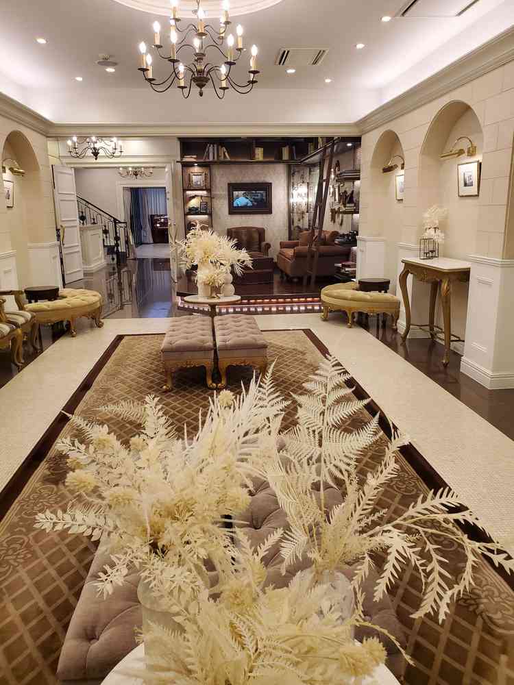 コンパクトながらも落ち着いた雰囲気のロビー。壁の額縁の写真も自分の好みのものに替えられるそう。