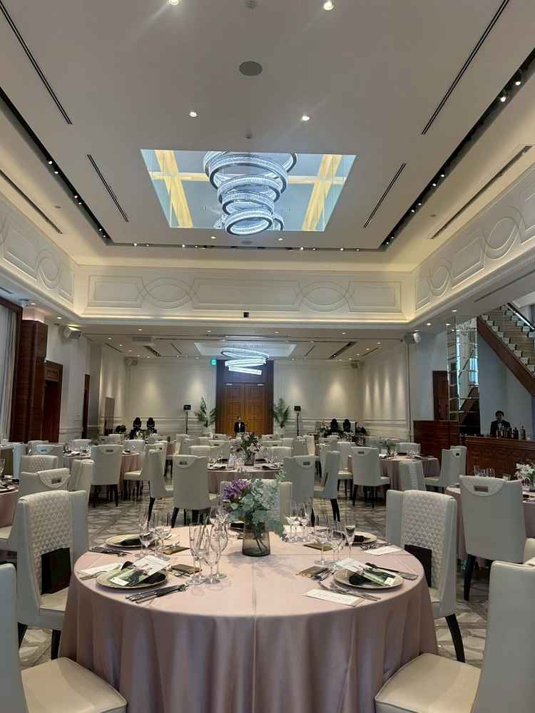 披露宴会場(1F)です。非常に広く開放感がありました！