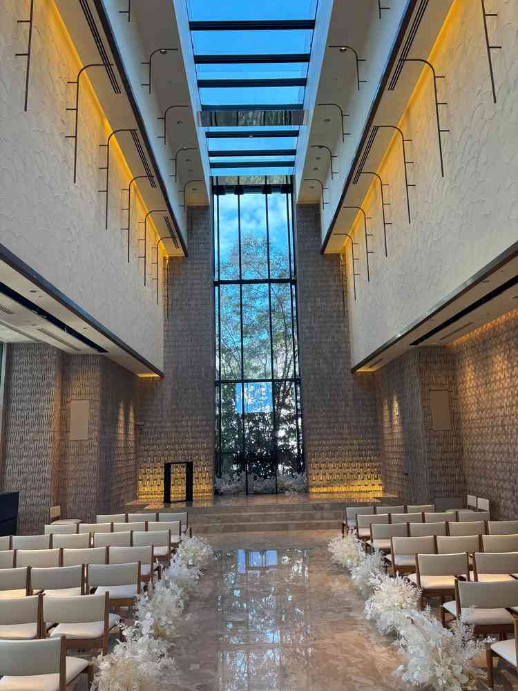 チャペル。入った瞬間の開放感が印象的で、やわらかい雰囲気がとても素敵でした。