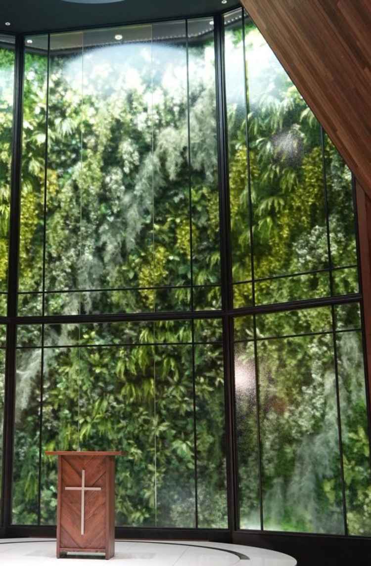 正面のガラスは曇りガラスになっており、植物が主張しすぎないようになっているそうです。