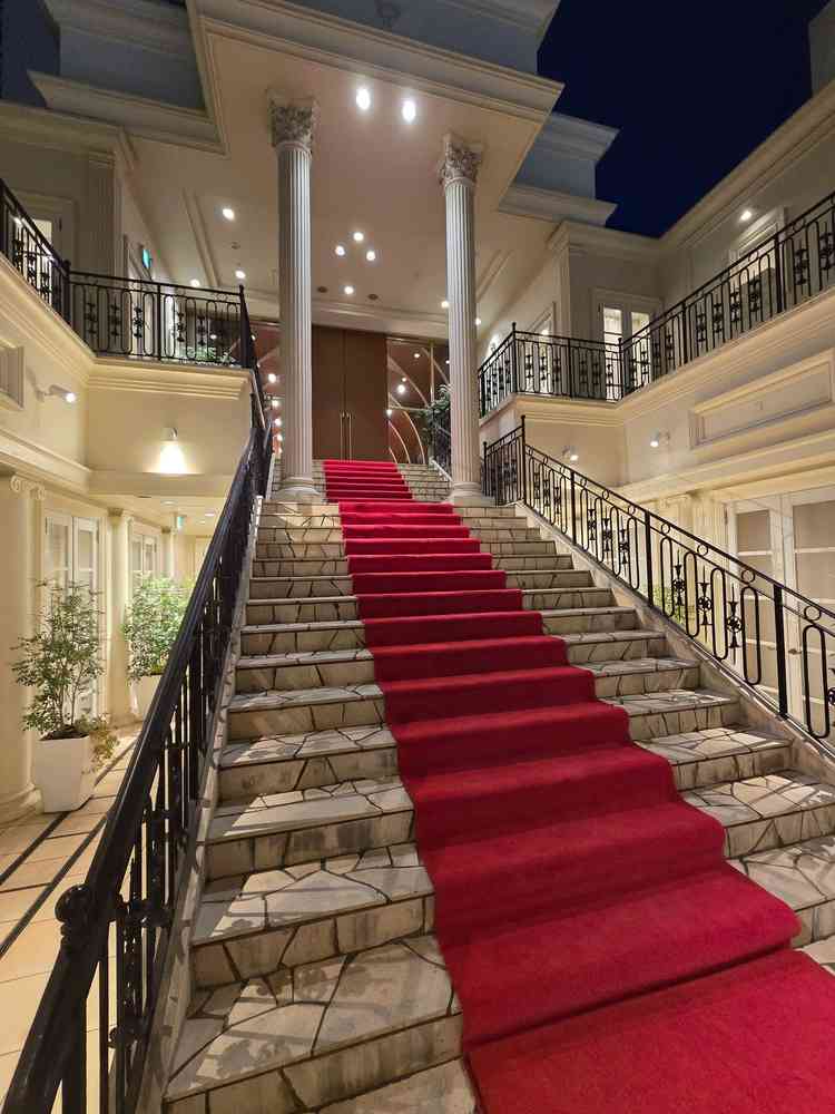 大階段の写真。屋内にあるので外からは見えないようになっており、きちんとプライベート空間になっている。