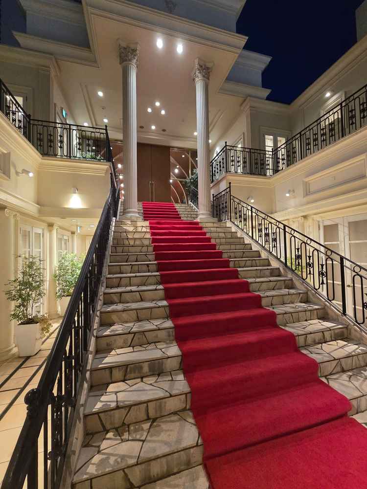 大階段の写真。屋内にあるので外からは見えないようになっており、きちんとプライベート空間になっている。