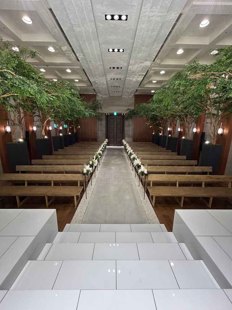 祭壇が高い位置にあるためゲストの顔も見渡せるし、ゲストからも新郎新婦が見やすい設計になっている。